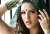 অবশেষে ‘মা’ হলেন সানি লিওন