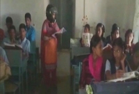 কেন এই স্কুলে হেলমেট পরে ক্লাসে আসছেন শিক্ষকরা?