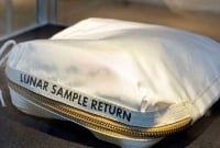 বিক্রি হয়ে গেল নীল আমস্ট্রংয়ের সেই ‘মুন ব্যাগ’