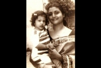 মায়ের কোলে এই কোন নায়িকা? মায়ের কোলে এই কোন নায়িকা?