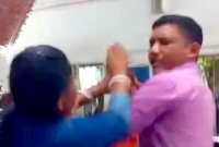  প্ল্যাটফর্মে অন্য মহিলার সঙ্গে প্রেম, হাতেনাতে ধরে স্বামীকে ধোলাই স্ত্রীর!