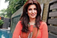  মাটি থেকে ৩০,০০০ ফুট উঁচুতে শ্বাসরোধ হয়ে গেল টুইঙ্কল খান্নার!