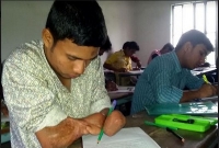  দুই হাতের আঙুল নেই, কব্জি দিয়ে লিখে এইচএসসি পাশ করল  শাহ আলম