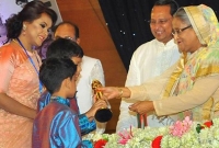 বাবা হুমায়ূন আহমেদের পুরস্কার দুই ছেলের হাতে