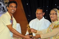  ‘এই বাচ্চা ছেলে, তুমি একাই তো সব পুরস্কার নিয়ে গেলে!’