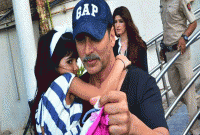 মেয়ের সঙ্গে সময় কাটাতে গিয়ে এ কী হাল হল অক্ষয়ের!