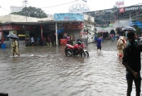 ঢাকার নিউমার্কেটে নেই ক্রেতা, আছে শুধু জল