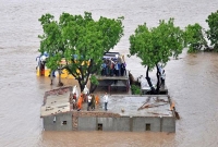 গুজরাতের বন্যা পরিস্থিতি নিচ্ছে ভয়ঙ্কর রূপ, একই পরিবারের ১৮ জনের মৃতদেহ উদ্ধার