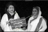 খালেদা জিয়ার সঙ্গে শাবানার ছবি ভাইরাল, চলছে বিতর্ক...