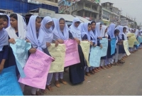 ভালুকায় এমপিও বহাল রাখার দাবীতে শিক্ষার্থীদের মানব বন্ধন