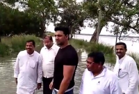 হাটুপানিতে নেমে বন্যা কবলিত মানুষের পাশে দেব!