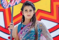 স্বামীকে ভিডিও কলে রেখে আত্মহত্যা করেন মডেল রিসিলা!