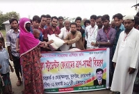 নোয়াখালীতে মল্লিকা স্টুডেন্টস ফোরামের ত্রাণ সামগ্রী বিতরণ