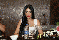 টাকার বিনিময়ে সুন্দরী অভিনেত্রীকে কুপ্রস্তাব, এরপর যা করলেন তিনি