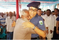 বিনা পয়সায় ছেলের চাকরি, এসপিকে জড়িয়ে কাঁদলেন এক বাবা