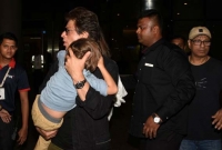 একি! বিমানবন্দরের মধ্যে আবরামকে কোলে নিয়ে ছুটলেন শাহরুখ!