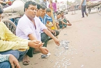   খুচরো নিতে নারাজ দোকানদার, প্রতিবাদে বিক্ষোভ প্রতিবন্ধী ভিক্ষুকদের!