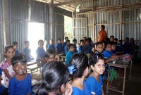 ঝুঁকিপূর্ণ শ্রেণিকক্ষে কোমলমতি শিশুদের পাঠদান