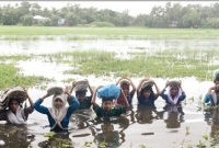 ব্রাহ্মণপাড়ায় সাঁতার কেটে জীবনের ঝুঁকি নিয়ে স্কুলে যায় শিক্ষার্থীরা!