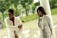 মৌসুমীকে ফুল দিতে গিয়ে লজ্জায় যেন মরেই যাচ্ছেন জাহিদ হাসান