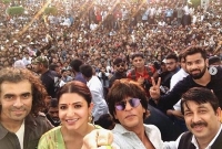 বাসের রড ধরে ঝুললেন শাহরুখ খান!