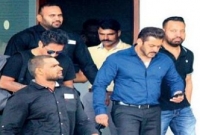 সালমানের রহস্যময় ব্রেসলেট ও নীল শার্ট!