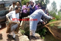 গাড়িবহর থামিয়ে জাল ফেলে মাছ ধরছেন পরিকল্পনামন্ত্রী, ভাইরাল ছবি