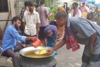 বিনা টাকায় ঢাকা শহরে দুপুরের খাবার!