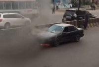 হঠাৎ এয়ারপোর্ট রোডে চলন্ত গাড়িতে আগুন