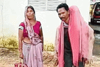 হাসপাতাল থেকে অ্যাম্বুল্যান্স চেয়ে তিনি পাননি, তাই মৃত ছেলেকে কাঁধে নিয়ে বাড়ি ফিরল বাবা