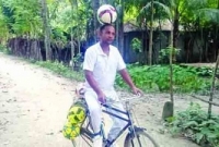 মাথায় ফুটবল নিয়ে সাইকেল চালিয়ে গিনেস বুকের স্বীকৃতি পেলেন হালিম!
