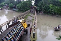 ব্রিজ ভেঙ্গে ২ ট্রাক খালে, ১১ রুটে যান চলাচল বন্ধ