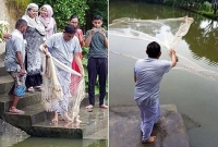 বৃষ্টিতে ভিজে ত্রাণমন্ত্রী মায়া চৌধুরীর মাছ শিকার বৃষ্টিতে ভিজে ত্রাণমন্ত্রী মায়া চৌধুরীর মাছ শিকার