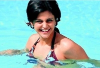 ৪৬ বছর বয়সেও সাহসী ফটোশুটে নেট দুনিয়া কাঁপাচ্ছেন মন্দিরা বেদি