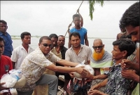  হাতীবান্ধায় র‌্যারিস্টার রাজীবের ত্রাণ বিতরণ