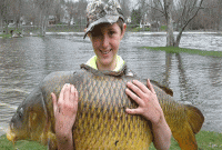 বয়স মাত্র ১০ বছর, এই বয়সেই ছেলেটি ধরে ফেলল বিশাল এক কার্প