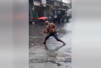 বৃষ্টিতে ভিজে একি কাণ্ড করলেন এই বৃদ্ধ?