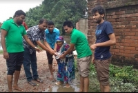  বানভাসী মানুষদের খাবার দিলেন পাখি প্রেমী সংগঠন সেতুবন্ধন