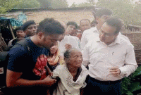 ছেলের হাতে নির্যাতিত সেই মায়ের দায়িত্ব নিলেন ডিসি