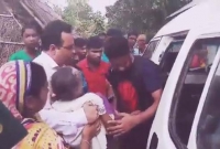 রক্তাক্ত সেই বৃদ্ধাকে কোলে করে গাড়িতে তুললেন ডিসি