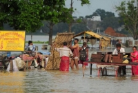 বন্যায় সব হারিয়ে খোলা আকাশের নীচে মানুষ; অথচ মন্ত্রী বলছেন, ''অভাব নেই''
