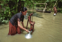 ‘ভাই ত্রাণ চাই না, খাবার পানি দেন, খাইয়া বাঁইচ্চা থাকি’