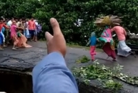 পানির স্রোতে সেতু ভেঙ্গে ২ শিশুসহ মায়ের ভেসে যাওয়ার ভিডিও ভাইরাল!