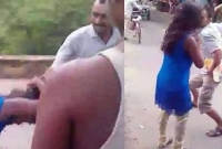 জনসমক্ষে চুল ধরে এক নারীকে থাপ্পড় মেরেছে পুলিশ