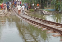 রেল লাইনটি হয়ে গেলো এখন ঝুলন্ত ব্রিজ!