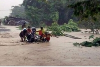 পানির তোড়ে ভেসে যাচ্ছিল প্রিয় জামাটা, তুলতে গিয়ে ভেসে গেল ছোট্ট শিশু