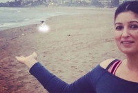 প্রকাশ্যে টয়লেট করায় এক ব্যক্তিকে হাতেনাতে ধরলেন অক্ষয়-পত্নী টুইঙ্কেল!