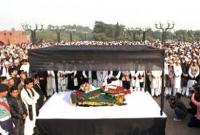 বাবার লাশের সামনে দাঁড়িয়ে সবার উদ্দেশ্যে যা বললেন বাপ্পারাজ