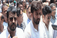 রাজা আসলেন, কিন্তু কোথাও পা রাখলেন না!