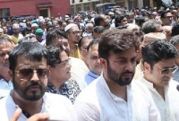 রাজা আসলেন, পা রাখলেন না কোথাও